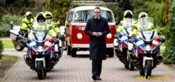 Afscheid politie volkswagen busje rood Afscheid politie volkswagen busje rood